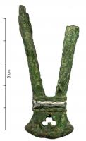 BOF-4019 - Bouterolle de fourreau de glaive (?)bronzeBouterolle formant un angle aigu accostée de deux gouttières ; base renforcée en forme de queue d'aronde.