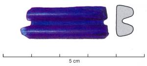 BRC-3579 - Bracelet Geb. 38averreTPQ : -150 - TAQ : -100Bracelet peu épais, de couleur bleue, sans décor et caractérisé par un sillon médian délimitant deux côtes d'égales dimensions.