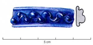BRC-3581 - Bracelet Geb. 2verreTPQ : -260 - TAQ : -215Bracelet en verre bleu foncé à cobalt, à trois côtes, étroit. La côte centrale, plus large, est occupée par un décor plastique bourgeonnant (bourgeons disposés en quinconce).