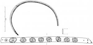 BRC-4036 - Bracelet os ou bois de cerfJonc plat, assez large, mis en forme à chaud : les extrémités superposées sont fixées par deux rivets de cuivre ou de bronze. Variante ornée de groupes de cercles disposés en une succession de fleurons.