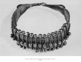 BRC-4070 - Bracelet ouvertargentBracelet constitué d'une large bande, sur laquelle sont rapportés des ba^tonnets transversaux terminés par des perles; fermeture à crochets.
