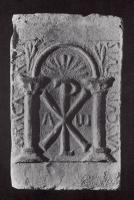BRQ-4012 - Brique à décor mouléterre cuiteTPQ : 450 - TAQ : 650Brique rectangulaire, une face entièrement couverte de reliefs moulés, souvent accompagnés d'inscriptions (chrétiennes).