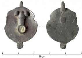 BTS-4032 - Boîte à sceau circulaire : phallusbronzeBoîte à sceau circulaire, couvercle étamé, orné au centre d'un élément riveté : phallus avec un disque d'émail sur le gland.