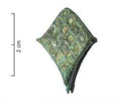 BTS-4066 - Boîte à sceau losangiquebronzeTPQ : 100 - TAQ : 250Boîte à sceau de forme losangique, couvercle plat émaillé régulièrement divisé en 16 loges d'émail losangiques (4 x 4); bouton terminal.