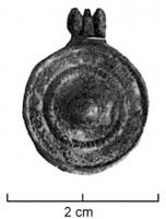 BTS-4124 - Boîte à sceau circulairebronzeBoîte à sceau circulaire dont le couvercle est orné de côtes concentriques et d'un bouton central sphérique, riveté au revers.