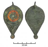 BTS-4129 - Boîte à sceau en forme de gouttebronzeBoîte à sceau en forme de goutte, dont le couvercle est creusé de 4 cercles émaillés concentriques : dans la partie inférieure, 4 motifs superposés, en forme de feuilles ou de pétales.