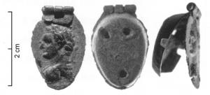 BTS-4169 - Boîte à sceau de forme ovalebronzeBoîte à sceau de forme ovale ; sur le couvercle, dont le sommet forme une fenêtre repliée vers la face supérieure, buste d'homme à gauche (portrait impérial ?), embouti et en léger relief.