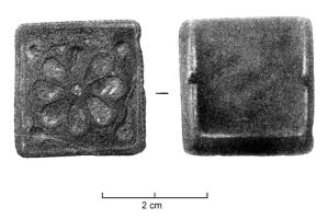 BTS-4249 - Boîte à sceau rectangulairebronzeBoîte à sceau coulée, dont le couvercle enveloppant est creusé de loges pour émaux champlevés figurant un fleuron à huit pétales, disques au centre.