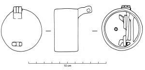 CDN-4001 - Cadenas cylindriquefer, bronzeBoîtier cylindrique fermé à l'aide de trois rivets, généralement décoré de deux à trois bagues moulurées en alliage cuivreux.  Une face comporte deux perforations : le trou de la serrure et une auberonnière. L'autre face est équipée d'un axe maintenant un anneau, sur lequel est fixé une chaîne. Le mécanisme interne est principalement composé d'un pêne, maintenu par un ressort, ainsi que d'un ou plusieurs rouets. Les maillons de la chaîne sont arrondis d'un côté, rectangulaire et amincis de l'autre pour pouvoir être insérés dans l'auberonnière et recevoir le pêne. La serrure fonctionne par rotation de la clé pour déplacer le pêne en translation, après dégagement du ressort.