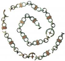 CHC-3507 - Maillon de châine-ceinture émaillébronzeMaillon coulé de chaîne-ceinture, constitué de deux anneaux plats séparés par une moulure, et prolongés vers l'extérieur par des ergots axiaux.