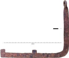 CLE-3010 - Clef à translationferClé constituée d'une bande de fer plat ( section régulière de 4 mm sur 18 mm), coudée à angle droit et munie de 2 dents de même section ; anneau de suspension perpendiculaire au plan de la clé.