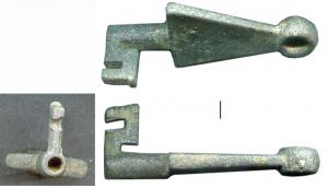 CLE-4008 - Clé à poignée triangulairebronzeClé en bronze à panneton échancré, canon percé pour mouvement rotatif ; tige massive et inornée, triangulaire en plan, terminée par un anneau coulé.