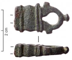 CLE-4173 - Clé à translationbronze, ferManche en bronze d'une très petite clé en fer, simple anneau pourvu de trois boutons et prolongé par une plaque quadrangulaire moulurée.