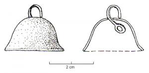 CLT-4013 - ClochettebronzeTPQ : -10 - TAQ : 25Clochette en tôle, de facture légère et au profil sinusoïde continu. La suspension du battant fixée dans une perforation du sommet sert aussi à manipuler l'objet.