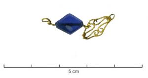 COL-4007 - Chaîne - collierorCollier composé d'une chaîne continue alternant des perles rondes ou losangiques, en verre coloré et des éléments filiformes composé de crosses inscrites dans un losange.