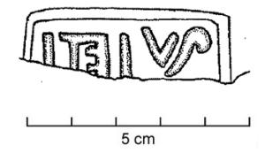 COV-4337 - Tuile estampillée QVIETIterre cuiteTPQ : 1 - TAQ : 60Imbrex estampillée QVIETI, en lettres rétrogrades et en creux, dans un cartouche rectangulaire en creux.