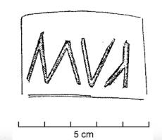 COV-4338 - Tuile estampillée MVλterre cuiteTuile estampillée MVλ, dans un cartouche rectangulaire, la dernière lettre pouvant passer pour un λ mal formé.