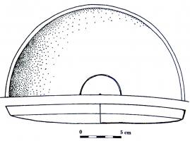 CPE-3001 - Coupe ou assiettebronzeCoupe très basse, ou assiette, à fond légèrement arrondi, bord oblique, à lèvre légèrement épaissie et horizontale ; finition au tour (cercle incisé au centre).