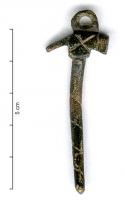 CPI-9001 - Cure-pipebronzeCure-pipe en forme de marteau, marqué sur le côté de l'emmanchement d'une croix incisée, un filet en spirale sur le manche ; anneau de suspension coulé.