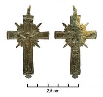 CRF-9024 - CrucifixbronzeCroix surmontée d'une bélière. Christ en croix sur une face et Vierge debout de face sur l'autre.