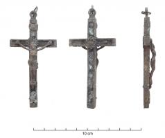CRF-9031 - CrucifixcuivreCrucifix moulé aux branches creuses accueillant du bois symbolisant la croix. Le christ est riveté, ainsi que le cartouche INRI, les ossements et la couronne d'épine au revers. On observe une bélière en partie supérieure. Malgré sa taille assez importante, ce crucifix peut compléter un chapelet.