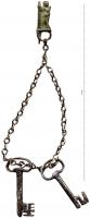 CTN-9001 - Châtelainefer, bronzeChâtelaine constituée d'une chaînette (maillons en 8 sur deux plans perpendiculaires), servant à la suspension de clés ; clavandier en forme de statuette surmontant un anneau, crochet au revers.
