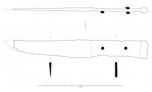 CTO-4057 - Couteau à soie massive et mitre arrièreferCouteau à dos droit et à pointe sans doute légèrement effilée. La soie, est massive et terminée par une mitre. Des plaques en os ou en bois étaient fixées de part et d'autre de la soie sur laquelle un 