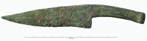 CTO-4068 - Coutelas votifbronzeCouteau entièrement en bronze, à dos incurvé, lame triangulaire et manche plat massif élargi à l'extrémité, et parfois terminé par un anneau ; sur la lame, parfois, inscription votive.