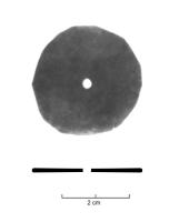 CUS-7004 - Plate d'armurecuivrePlaque fine de forme circulaire, les bords sont irréguliers. Une petite perforation circulaire se situe au centre. 
