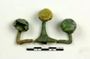 CVC-3015 - Clavette de moyeu de char
bronze
Clavette de moyeu de char avec trois têtes à cabochons proéminents, l'un orné de verre bleu foncé ou jaune opaque.