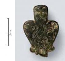 DAG-7009 - Daguefer, bronzeDague à pommeau d'alliage cuivreux rapporté, en forme de fleur de lis parfois très simplifiée; décor émaillé, géométrique ou figuré (griffon…) sur les deux faces.