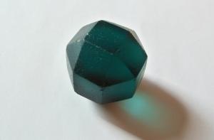 DOD-4002 - PolyèdreverrePolyèdre complexe à 26 faces, obtenues par abrasion d'un bloc de verre verre foncé.