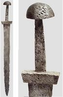 EPE-5001 - ÉpéeferEpée médiévale à bords parallèles, soie plate équipée d'un pommeau semi-ovalaire et d'une garde parallélépipédique massive.