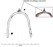 EPR-6013 - Éperon à petit stimulus conique et bourreletferPetit éperon dont les branches possèdent des sections circulaires ou triangulaires. Le stimulus est un petit cône donc la base est ornée ou renforcée d'un anneau.