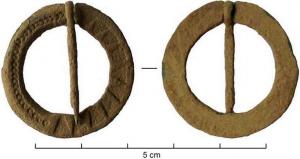 FER-7010 - FermailbronzeAnneau plat, comportant un rétrécissement arrondi, servant d'axe à un ardillon ; décor estampé en deux parties, chaque poinçon étant utilisé sur une moitié de l'anneau (triangles et petits cercles). 