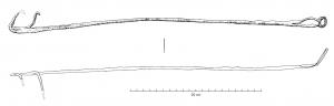 FHT-4001 - Fourchette à chaudronferFourchette à chaudron constituée de deux dents courbes, déportées latéralement, à l'extrémité d'un long manche de section carré, à sections torsadées ou, terminé par une partie rubanée équipée d'un crochet ou d'un anneau de suspension à son extrémité.