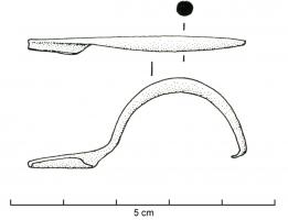 FIB-3529 - Fibule à arc filiforme (Bogenfibel)bronzeFibule à arc filiforme légèrement renflé, en arc de cercle (éventuellement recoupé de quelques incisions), prolongé par un pied rectiligne à porte-ardillon en gouttière (parfois un petit bouton terminal).