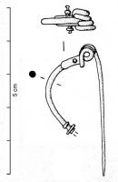 FIB-3875 - Fibule filiformebronzeTPQ : -75 - TAQ : -40Fibule filiforme, ressort à 4 spires et corde interne; la tête de l'arc est épaulée, contre les spires, par deux excroissances rectangulaires bien marquées (qui peuvent être renforcées par un axe transversal perforant et bouleté); l'arc est également interrompu par un bouton mouluré.