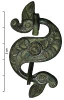FIB-41058 - Fibule de type Dragonesque BroochbronzeFibule au corps serpentiforme, dont l'aspect évoque de manière plus ou moins fantastique le corps d'un dragon; variante au corps émaillé.