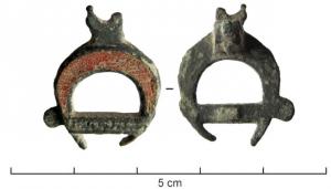 FIB-41096 - Fibule émailléebronzeBroche en forme de lunule émaillée, dont les pointes sont reliées par une bande de bronze ornée de guillochis (un disque cerclé à chaque extrémité).