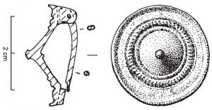 FIB-4113 - Fibule coniquebronzeTPQ : 70 - TAQ : 150Fibule conique, dont la charnière disposée au revers comporte deux plaquettes coulées reliées par un axe en fer. Variante la plus simple, sans protubérances sur le pourtour ; un ou deux cercles guillochés dans la partie plate.
