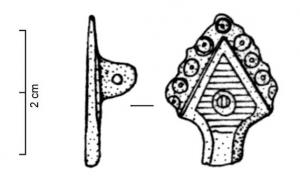 FIB-41192 - Fibule émailléebronzeTPQ : 80 - TAQ : 260Fibule plate (symétrique ?), dont le sommet creusé d'une loge d'émail est de forme triangulaire, entourée d'une bande plate couverte d'une succession de cercles oculés.