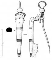 FIB-41237 - Fibule Feugère 6a2argentFibule caractérisée par un arc très épais, de section aplatie en-dessous, et un porte-ardillon trapézoïdal haut; ressort à 4 spires et corde interne, parfois précédé de fortes moulures à la tête. Décor incisé sur l'arc, souvent très simple : incisions transversales, alignements ou motifs de cercles oculés. Le pied peut être très aplati et mince, contrairement à la tête de l'arc, toujours épaisse.
