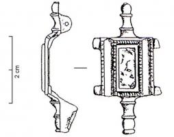 FIB-4123 - Fibule symétrique émailléebronzeTPQ : 100 - TAQ : 300Fibule symétrique, de petite taille ; l'arc de forme rectangulaire comporte une loge émaillée allongée, dans un cadre mouluré ; la tête et le pied sont constitués de simples boutons.
