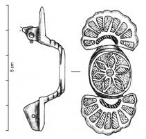 FIB-41330 - Fibule symétrique émailléebronzeTPQ : 100 - TAQ : 200Fibule émaillée à tête et pied symétriques, de forme semi-circulaire émaillée avec des loges disposées en éventail, de part et d'autre d'un corps central surélevé, également émaillé avec une rosette champlevée; au revers, articulation à charnière entre deux plaquettes.