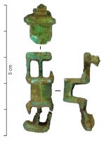 FIB-41345 - Fibule symétrique anséebronzeFibule symétrique, comportant un corps central surélevé et anguleux, avec deux côtés lisses formant toiture, et deux extrémités symétriques ajourées de deux ouvertures rectangulaires. Articulation en forme de boîtier à trois côtés (donc peut-être pour un ressort sur axe).