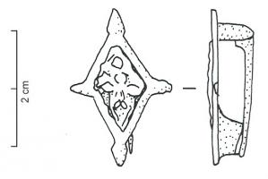 FIB-41376 - Fibule losangiquebronzeTPQ : 1 - TAQ : 50Fibule losangique étirée, avec des ergots aux 4 angles; décor inscrit dans un cadre, motifs géométriques étamés ou niellés.