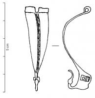 FIB-41391 - Fibule de type Orvieto, var. 1bronzeFibule à charnière, arc triangulaire plat, orné d'une bande médiane incisée ou guillochée; porte-ardillon trapézoïdal plein, terminé par un pied en forme de tête d'anatidé, replié en direction de l'arc; charnière repliée vers l'extérieur.