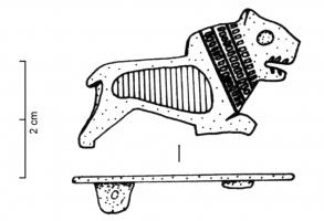 FIB-4176 - Fibule zoomorphe : lionbronzeTPQ : 120 - TAQ : 200Fibule en forme de lion marchant à droite, l'encolure barrée de lignes d'arcs de cercle indiquant la crinière, et le corps creusé d'une seule loge d'émail.