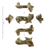 FIB-4179 - Fibule zoomorphe : lionbronzeFibule en forme de lion à droite, tête de face et en demi-relief ; corps ornée de pastilles émaillées.